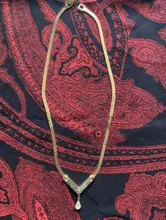 ゴールド V字型 ネックレス ストーン付き 涙型チャーム