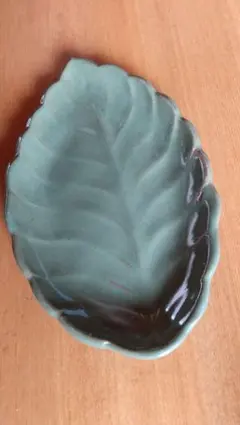 葉っぱ型の皿
