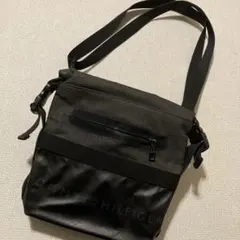 TOMMY HILFIGER 防水ショルダーバッグ ブラック