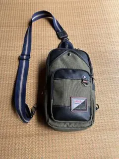 ワンショルダーバッグ 落ち着いたグリーン系 29×18×７ 布＋合成皮革