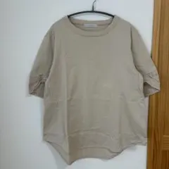 Liyoca 半袖　Tシャツ ベージュ　リヨカ　袖デザインのサムネイル
