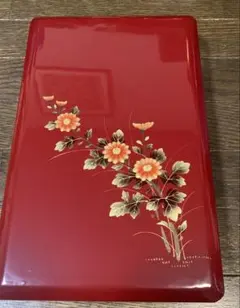 赤い漆器の花柄蓋付き箱