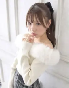 イング ふわふわファーオフショルニット