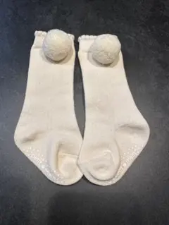 【新品未使用】プティマインポンポン付きベビー靴下 クリーム色