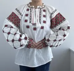 ウクライナ刺繍　ルーマニア　刺繍ブラウス　民族衣装　トップス　ヴィシヴァンカ
