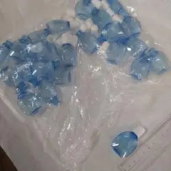 透明な青色のプラスチック小瓶多数