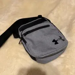【美品】Under Armourグレーショルダーバッグ　黒ではなくて合わせやすい