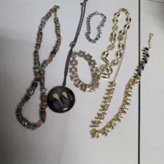 ビーズと金属のネックレス　いろいろ