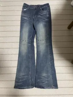 スタッズ付きダークブルーフレアパンツ