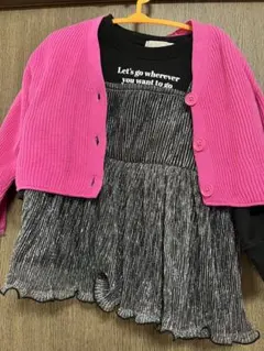 ピンクカーディガンと黒ワンピース風トップスのセット　ZARA