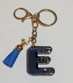 #543 イニシャルキーホルダーE ハンドメイド レジン