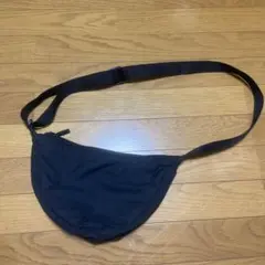 黒いナイロンショルダーバッグ