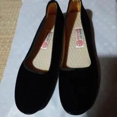 黒いベロアフラットシューズ