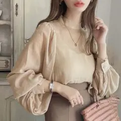 ベージュブラウス