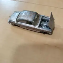 TOYOTA・クラウンの灰皿／ダイキャスト製【中古品 タバコの灰皿跡なし 