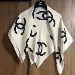 CHANEL ココマーク シルクスカーフ ホワイト ブラックのサムネイル