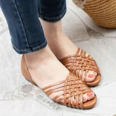 ラウンドトゥフラットクロス編みサンダル　ブラウン　menue