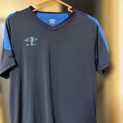 ［人気ブランド］UMBRO Vネック スポーツシャツ ネイビー ブルーのサムネイル