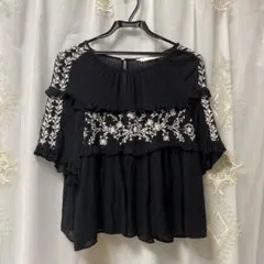 ZARA 刺繍入りフリルブラウス