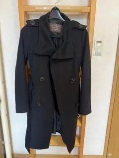 黒いダブルブレストロングコート