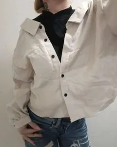 重ね着風 黒ニット×ベージュシャツ 抜き襟風トップス Mサイズ