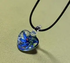 ハート型ネックレス 青い花入り