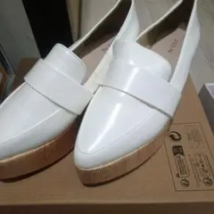 ホワイト ストラップ付きローファー