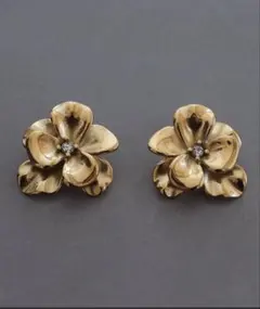花の形状の金色ピアス