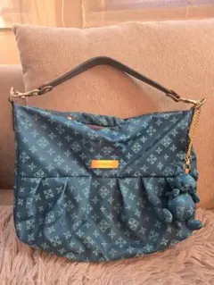 Item thumbnail for item a8bf18cc-af1a-4b0f-8a9b-6d18f667de5f