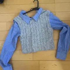 クロップドセーターとストライプシャツのセット