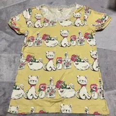 Emily Temple cute 猫と花瓶プリントTシャツのサムネイル
