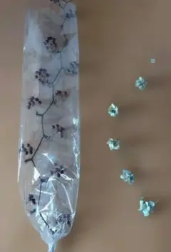 ドライフラワー 紫色の実と青色の小花