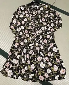 更に、お値下げしました！インゲボルグ　花柄黒ツーピース　コスモス柄