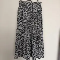 黒と白の花柄プリーツロングスカート