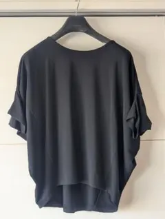 黒の五分袖トップス