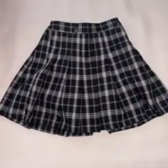 黒と白のチェック柄プリーツスカート