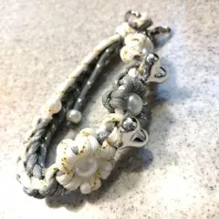 ハンドメイド　パラコード　ハンドストラップ　ストラップ　花　ハート　グレー&白