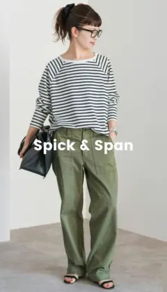 カーキ色パンツ