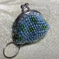 キラキラブルー地にキラキラ緑のお花柄キーリング付きビーズがま口