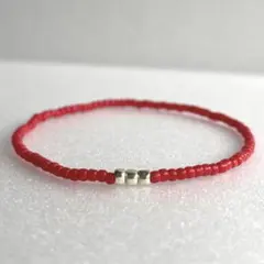 ガラスビーズブレスレット　レッド　カットシルバー