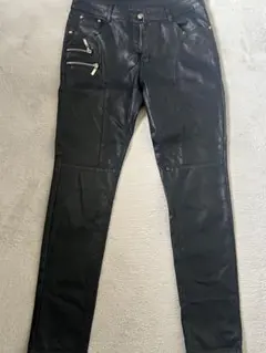 ブラックレザー風スリムフィットパンツ