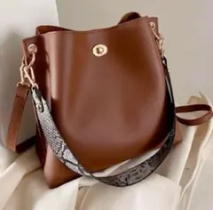 【美品】メゾンスイッチフラップショルダーバッグ パイソン柄ショルダー