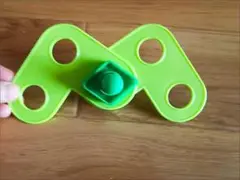 緑色のX字型セーフティグッズ