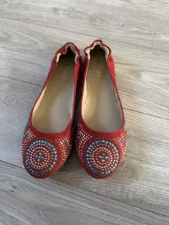 赤いビーズ装飾フラットシューズ