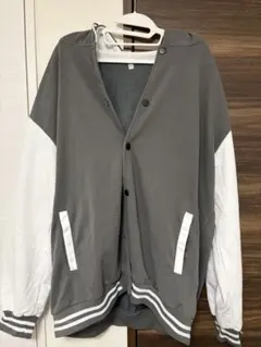 フード付きグレー/ホワイトパーカー