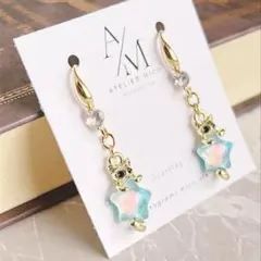 猫×星モチーフ ピアス ゴールドカラー 揺れるデザイン 水色／黒 選べるカラー