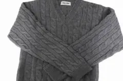 ミュウミュウmiumiu カシミヤ Vネック ケーブル バックロゴ ニット