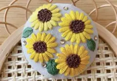 No.373＊くるみボタン刺繍ブローチ ひまわり✳︎きらめく夏✳︎