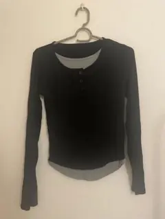 黒い長袖ヘンリーネックトップス