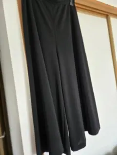 有木さんの上質ごこちのブラック ワイドパンツ